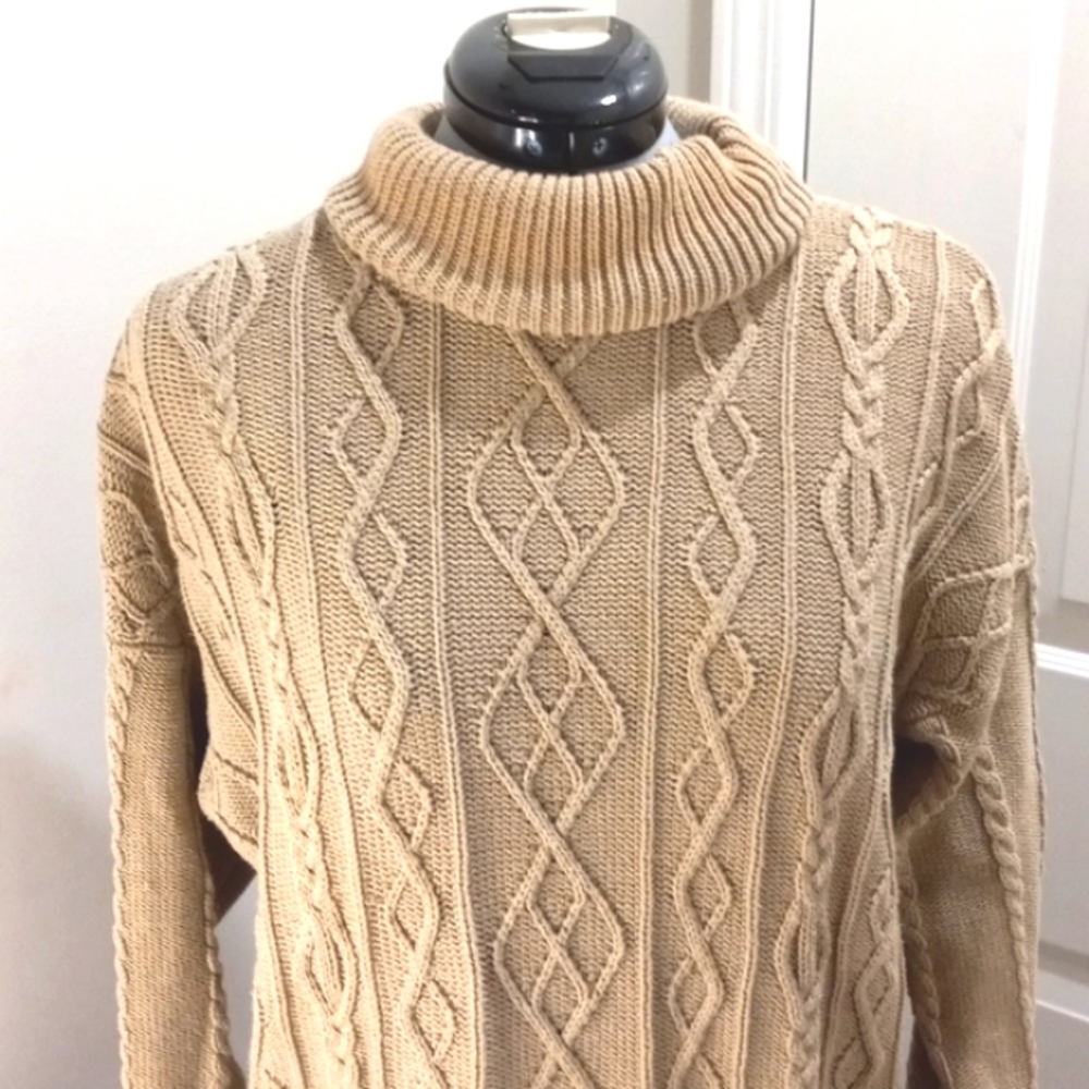 Wainscott Beige Cable Knit Sweater. SIZE M